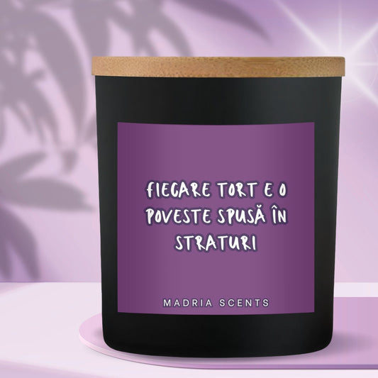 Lumânare parfumată handmade “Fiecare tort e o poveste spusă în straturi.” – fitil din lemn – parfum la alegere