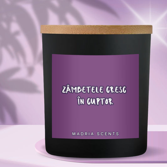 Lumânare parfumată handmade “Zâmbetele cresc în cuptor.” – fitil din lemn – parfum la alegere
