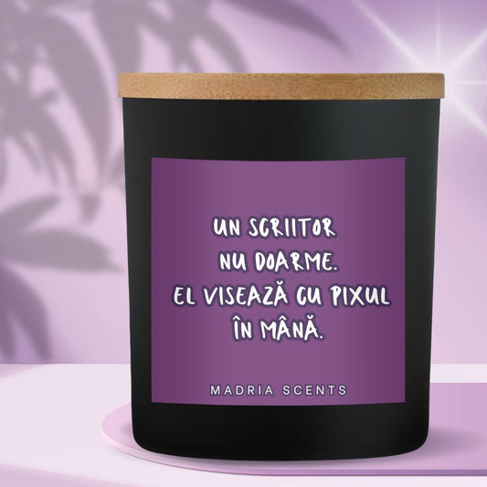 Lumânare parfumată handmade – “Un scriitor nu doarme. El visează cu pixul în mână.” – fitil din lemn – parfum la alegere