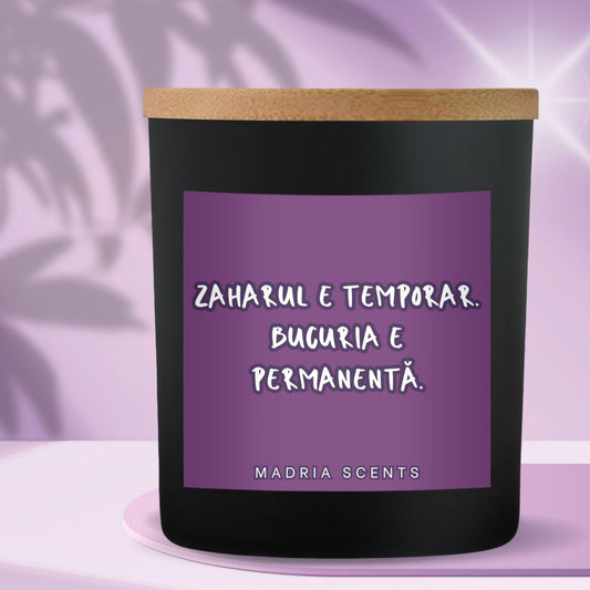 Lumânare parfumată handmade “Zahărul e temporar. Bucuria e permanentă.” – fitil din lemn – parfum la alegere