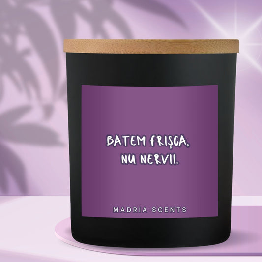 Lumânare parfumată handmade “Batem frișca, nu nervii.” – fitil din lemn – parfum la alegere