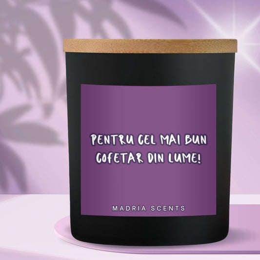 Lumânare parfumată handmade “Pentru cel mai bun cofetar din lume!” – fitil din lemn – parfum la alegere