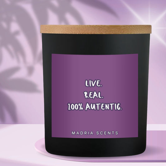 Lumânare parfumată handmade “Live. Real. 100% autentic.” – fitil din lemn – parfum la alegere