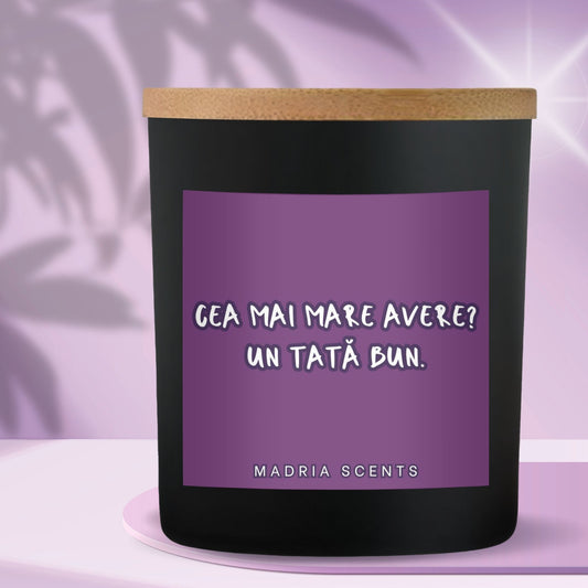 Lumânare parfumată handmade – “Cea mai mare avere? Un tată bun.” – fitil din lemn – parfum la alegere