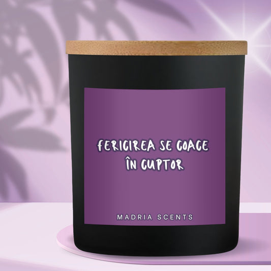 Lumânare parfumată handmade “Fericirea se coace în cuptor.” – fitil din lemn – parfum la alegere