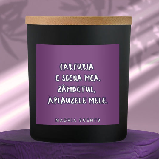 Lumânare parfumată handmade “Farfuria e scena mea. Zâmbetul, aplauzele mele.” – fitil din lemn – parfum la alegere