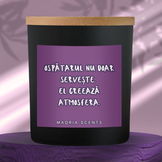Lumânare parfumată handmade “Ospătarul nu doar servește. El creează atmosfera.” – fitil din lemn – parfum la alegere