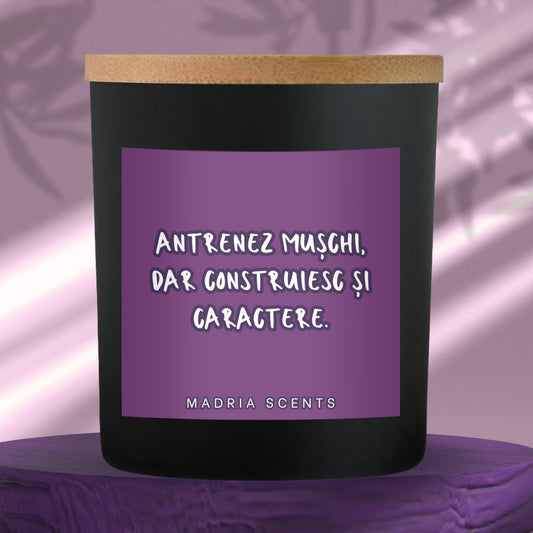 Lumânare parfumată handmade “Antrenez mușchi, dar construiesc și caractere.” – fitil din lemn – parfum la alegere