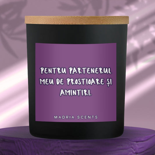Lumânare parfumată handmade – “Pentru partenerul meu de prostioare și amintiri.” – fitil din lemn – parfum la alegere