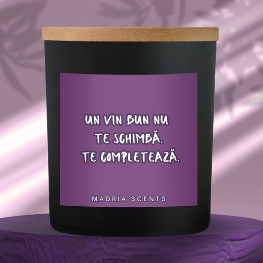 Lumânare parfumată handmade “Un vin bun nu te schimbă. Te completează.” fitil din lemn, parfum la alegere