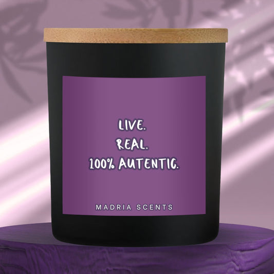 Lumânare parfumată handmade “Live. Real. 100% autentic.” – fitil din lemn – parfum la alegere