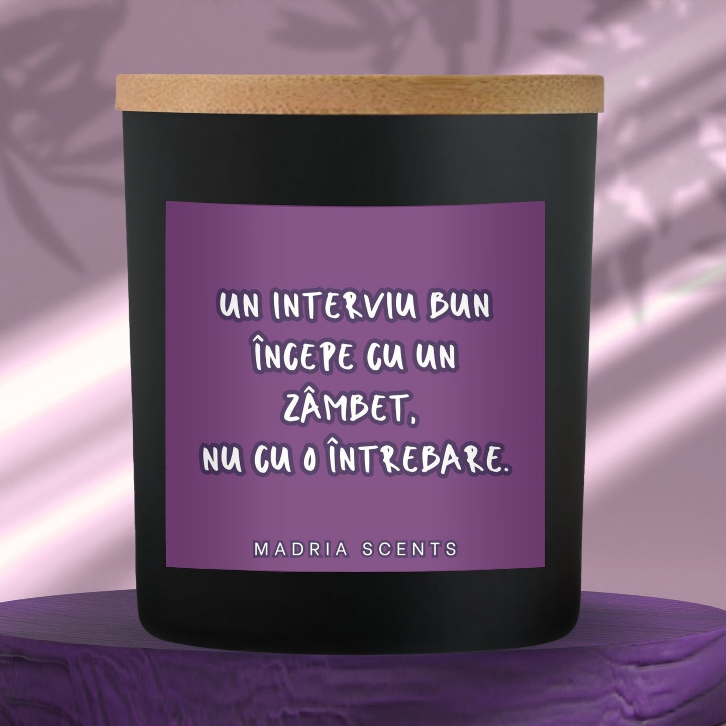 Lumânare parfumată handmade “Un interviu bun începe cu un zâmbet, nu cu o întrebare.” – fitil din lemn – parfum la alegere