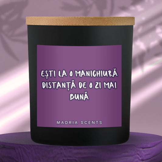 Lumânare personalizată pentru nail artist, lumânare parfumată cu fitil în lemn și aromă premium, perfectă pentru cadouri corporate sau surprize pentru prieteni apropiați.