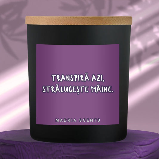 Lumânare parfumată handmade “Transpiră azi, strălucește mâine.” – fitil din lemn – parfum la alegere