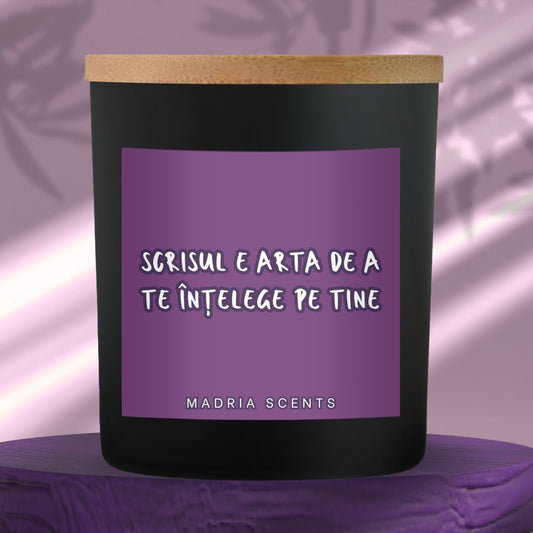Lumânare parfumată handmade – “Scrisul e arta de a te înțelege pe tine.” – fitil din lemn – parfum la alegere