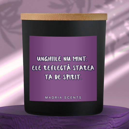 Lumânare parfumată cu fitil în lemn MadriaScents, lumânare personalizată pentru domeniul nail artist, perfectă ca și cadou corporate sau pentru cel mai bun prieten pasionat de manichiură.
