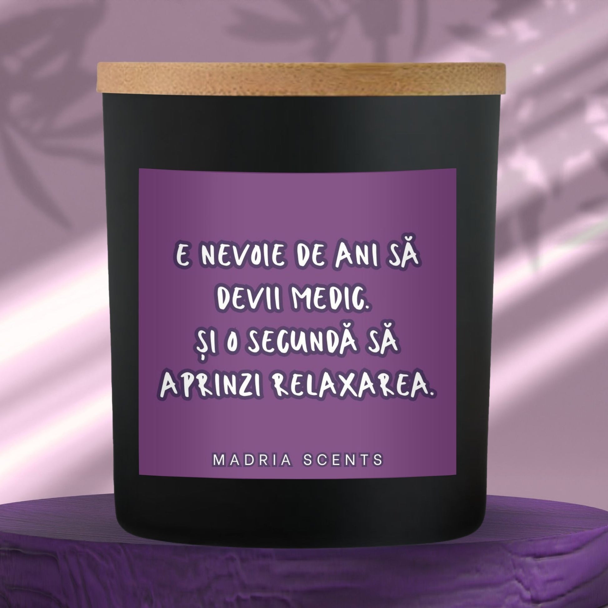 Lumânare parfumată handmade 200ml pentru medici – mesaj „E nevoie de ani să devii medic. Și o secundă să aprinzi relaxarea.” – fitil din lemn, parfum la alegere