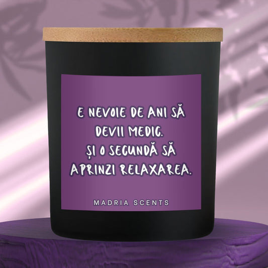 Lumânare parfumată handmade 200ml pentru medici – mesaj „E nevoie de ani să devii medic. Și o secundă să aprinzi relaxarea.” – fitil din lemn, parfum la alegere