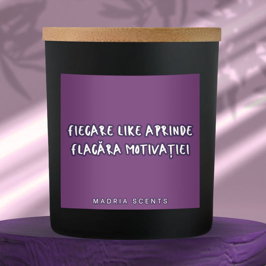 Lumânare parfumată handmade “Fiecare like aprinde flacăra motivației” – fitil din lemn – parfum la alegere