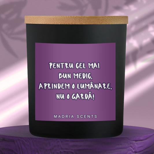 Lumânare parfumată handmade – 200ml – „Pentru cel mai bun medic: aprindem o lumânare, nu o gardă.” – fitil din lemn – parfum la alegere