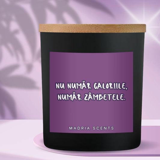 Lumânare parfumată handmade “Nu număr caloriile, număr zâmbetele.” – fitil din lemn – parfum la alegere