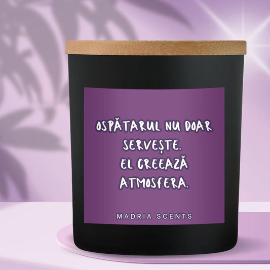 Lumânare parfumată handmade “Ospătarul nu doar servește. El creează atmosfera.” – fitil din lemn – parfum la alegere
