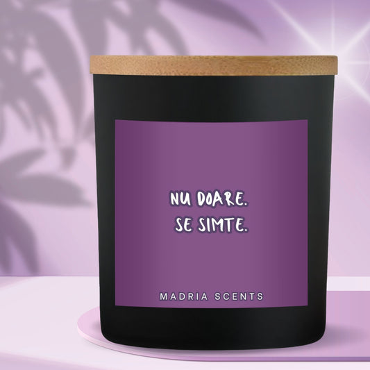 Lumânare parfumată handmade – “Nu doare. Se simte.” – fitil din lemn – parfum la alegere