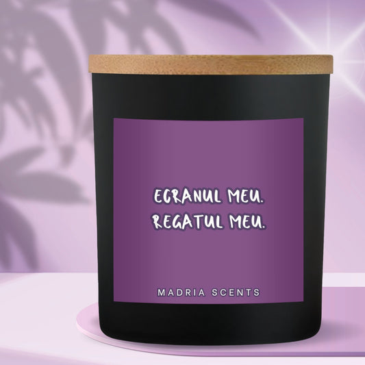 Lumânare parfumată handmade “Ecranul meu. Regatul meu.” – fitil din lemn – parfum la alegere