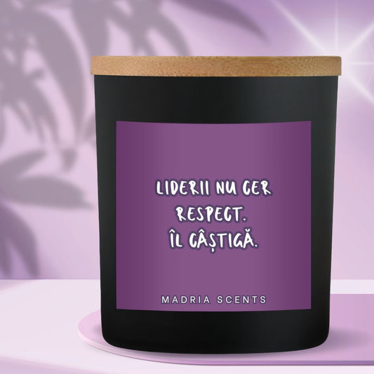 Lumânare parfumată handmade „Liderii nu cer respect. Îl câștigă.” – fitil din lemn – parfum la alegere