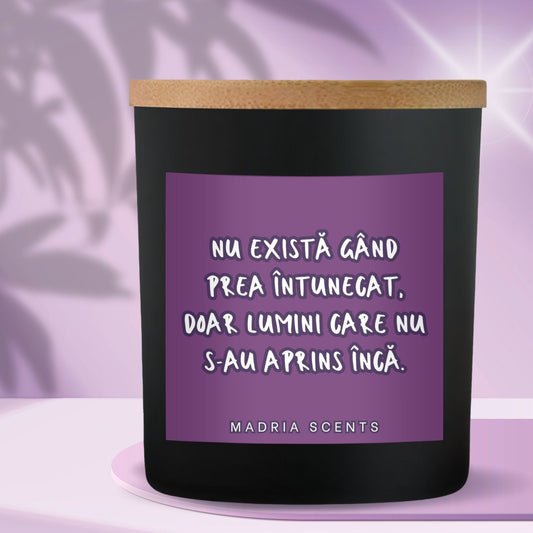 Lumânare parfumată handmade “Nu există gând prea întunecat, doar lumini care nu s-au aprins încă.” – fitil din lemn – parfum la alegere