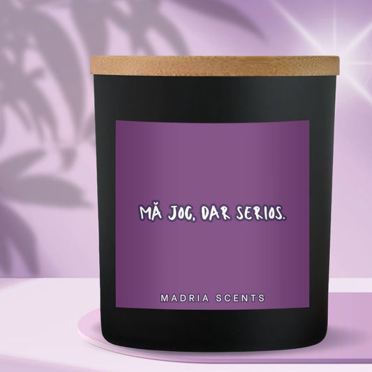 Lumânare parfumată handmade “Mă joc, dar serios” – fitil din lemn – parfum la alegere