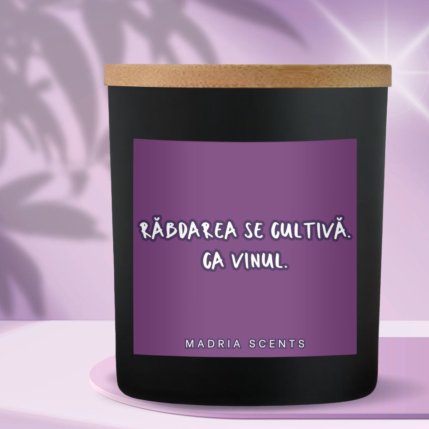 Lumânare parfumată handmade “Răbdarea se cultivă. Ca vinul.” – fitil din lemn – parfum la alegere