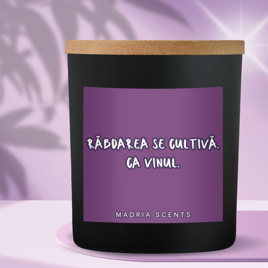 Lumânare parfumată handmade “Răbdarea se cultivă. Ca vinul.” – fitil din lemn – parfum la alegere