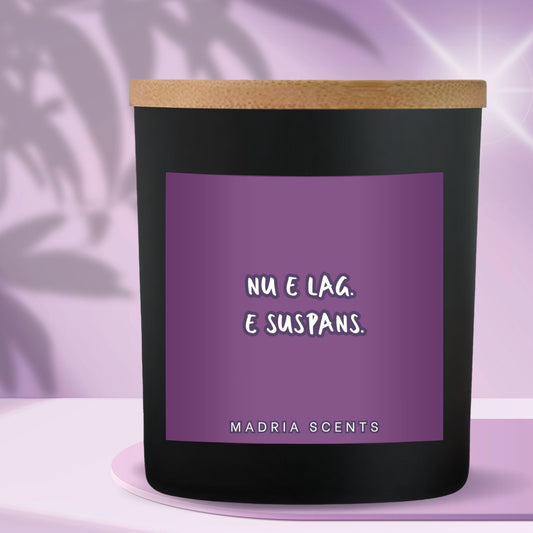 Lumânare parfumată handmade “Nu e lag. E suspans.” – fitil din lemn – parfum la alegere