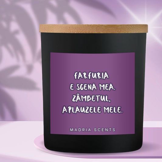 Lumânare parfumată handmade “Farfuria e scena mea. Zâmbetul, aplauzele mele.” – fitil din lemn – parfum la alegere