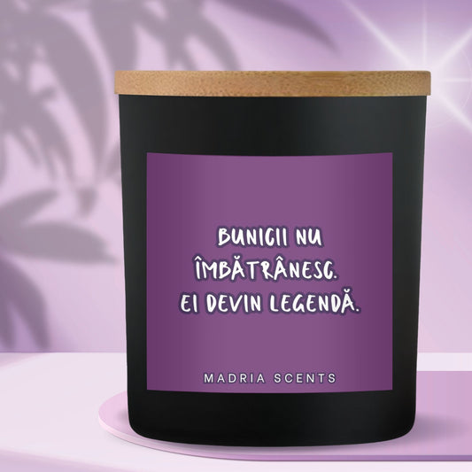 Lumânare parfumată handmade – “Bunicii nu îmbătrânesc. Ei devin legendă.” – fitil din lemn – parfum la alegere