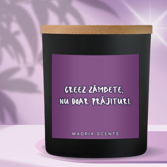 Lumânare parfumată handmade “Creez zâmbete, nu doar prăjituri.” – fitil din lemn – parfum la alegere