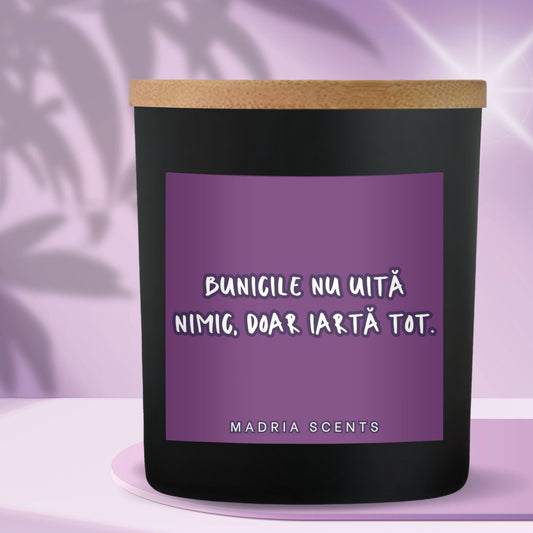 Lumânare parfumată handmade – “Bunicile nu uită nimic, doar iartă tot.” – fitil din lemn – parfum la alegere