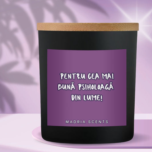 Lumânare parfumată handmade “Pentru cea mai bună psiholoagă din lume!” – fitil din lemn – parfum la alegere