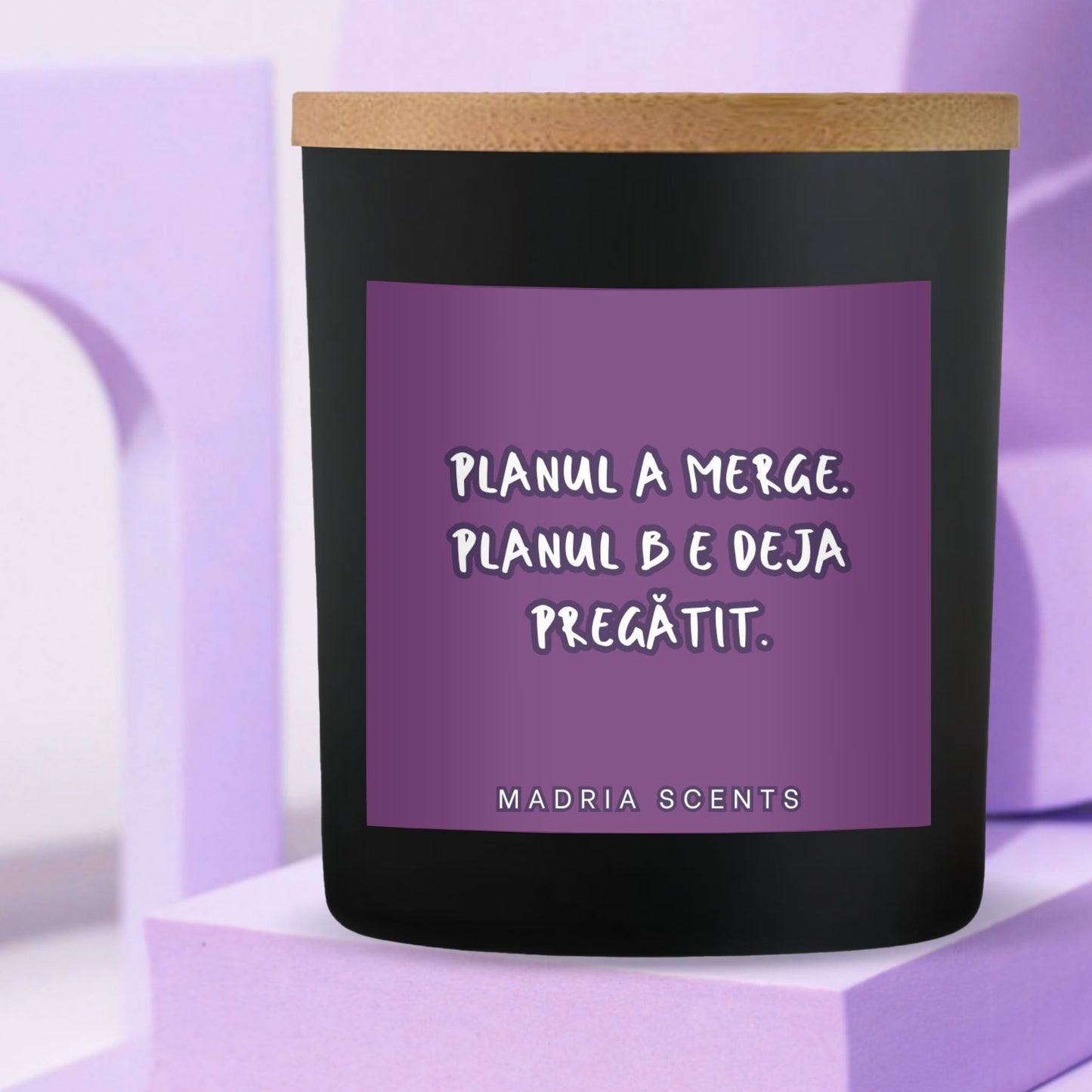 Lumânare parfumată handmade „Planul A merge. Planul B e deja pregătit.” – fitil din lemn – parfum la alegere