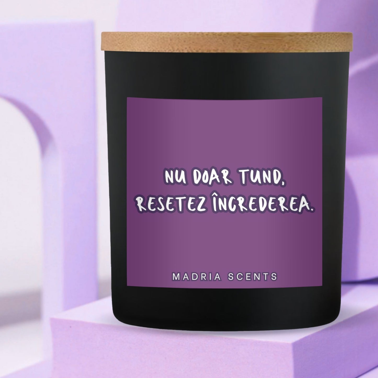 Lumânare parfumată handmade – “Nu doar tund, resetez încrederea.” – fitil din lemn – parfum la alegere