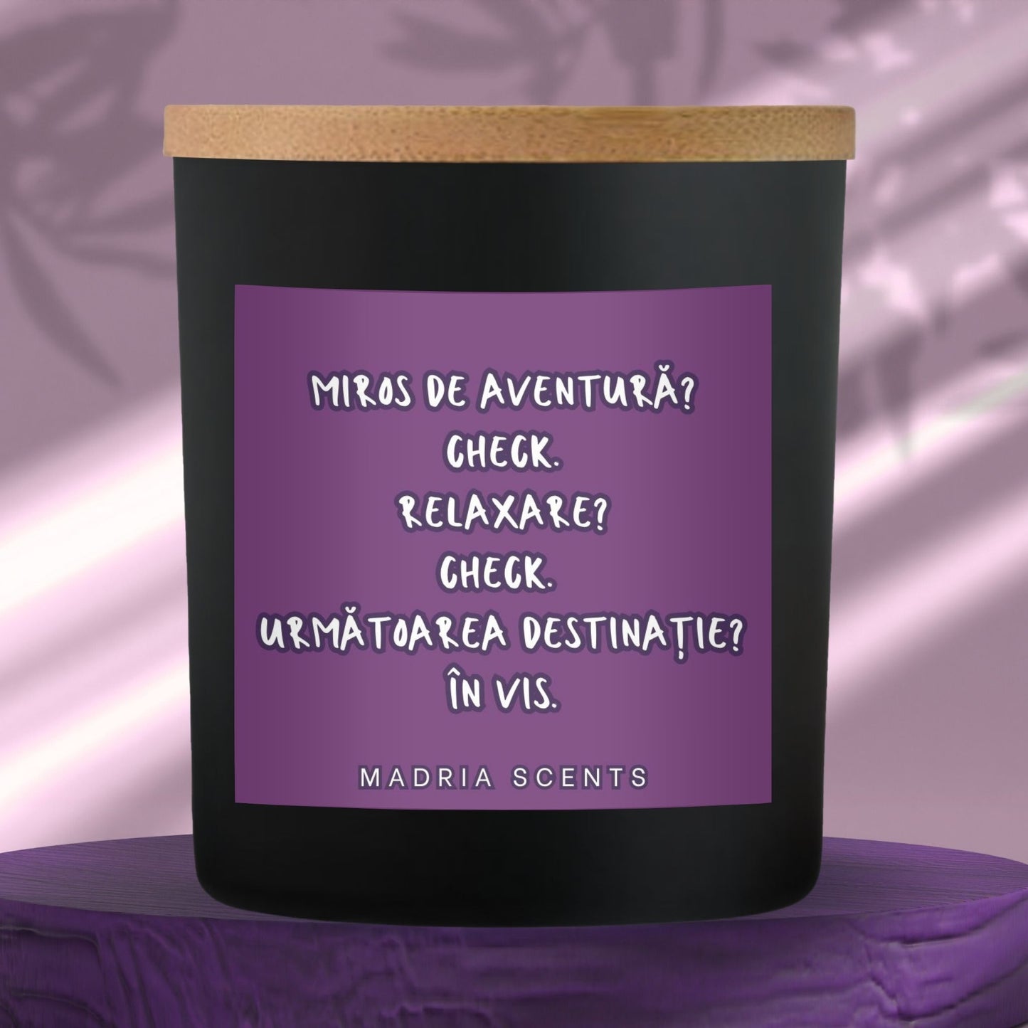 Lumânare parfumată premium MadriaScents cu mesaj pentru pasionații de travel și descoperiri.