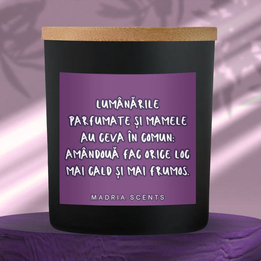 Lumanare parfumata handmade MadriaScents 200ml din ceara naturala de soia, cu fitil din lemn si parfum personalizabil, lumanare cadou pentru mama, lumanare premium MadriaScents Romania, lumanare personalizata familie, lumanare eleganta pentru mama, cadou parfumat care aduce caldura si frumusete in orice loc