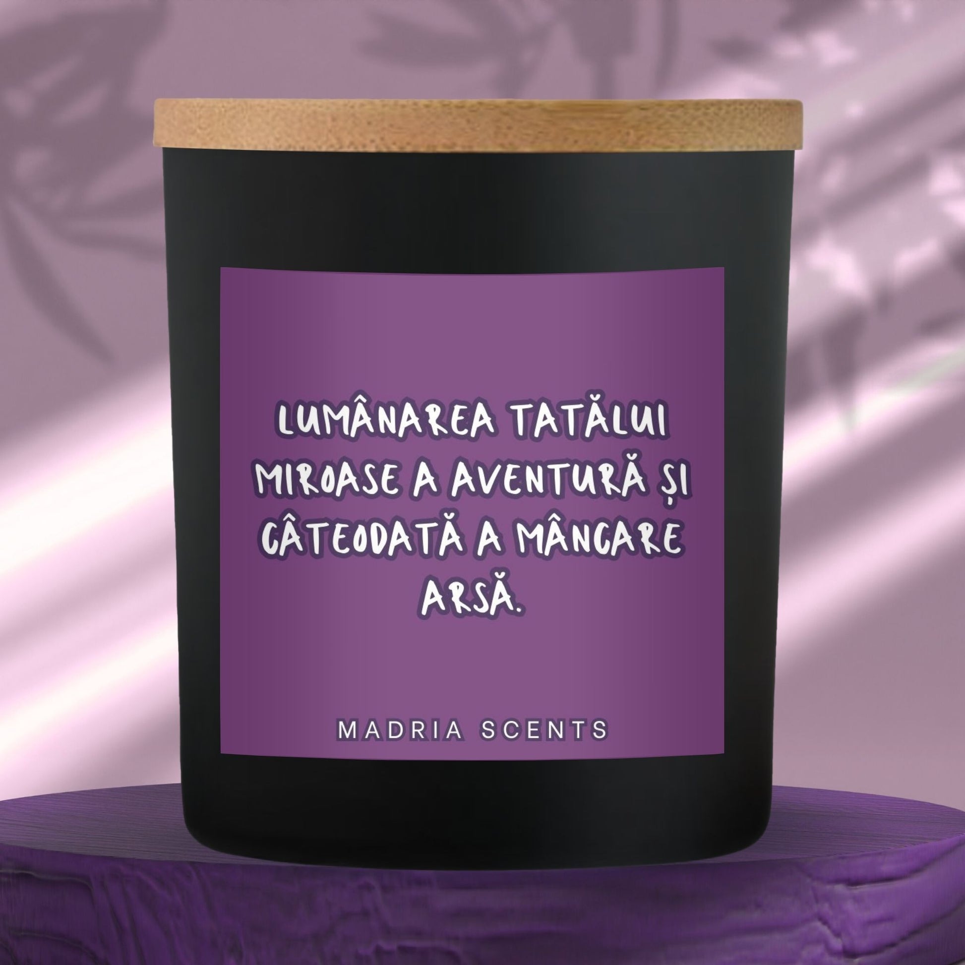 Lumanare parfumata handmade MadriaScents 200ml din ceara naturala de soia, cu fitil din lemn si parfum personalizabil, cadou parfumat pentru tata, lumanare personalizata familie, lumanare cadou tata aventura si umor, lumanare handmade Romania, lumanare premium MadriaScents pentru tata, obiect decor elegant si cadou original