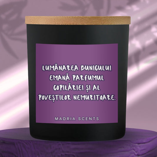 Lumânare parfumată handmade MadriaScents 200ml din soia naturală, cu fitil din lemn și parfum personalizabil – cadou parfumat pentru bunic, lumânare elegantă care evocă amintiri din copilărie și povești nemuritoare