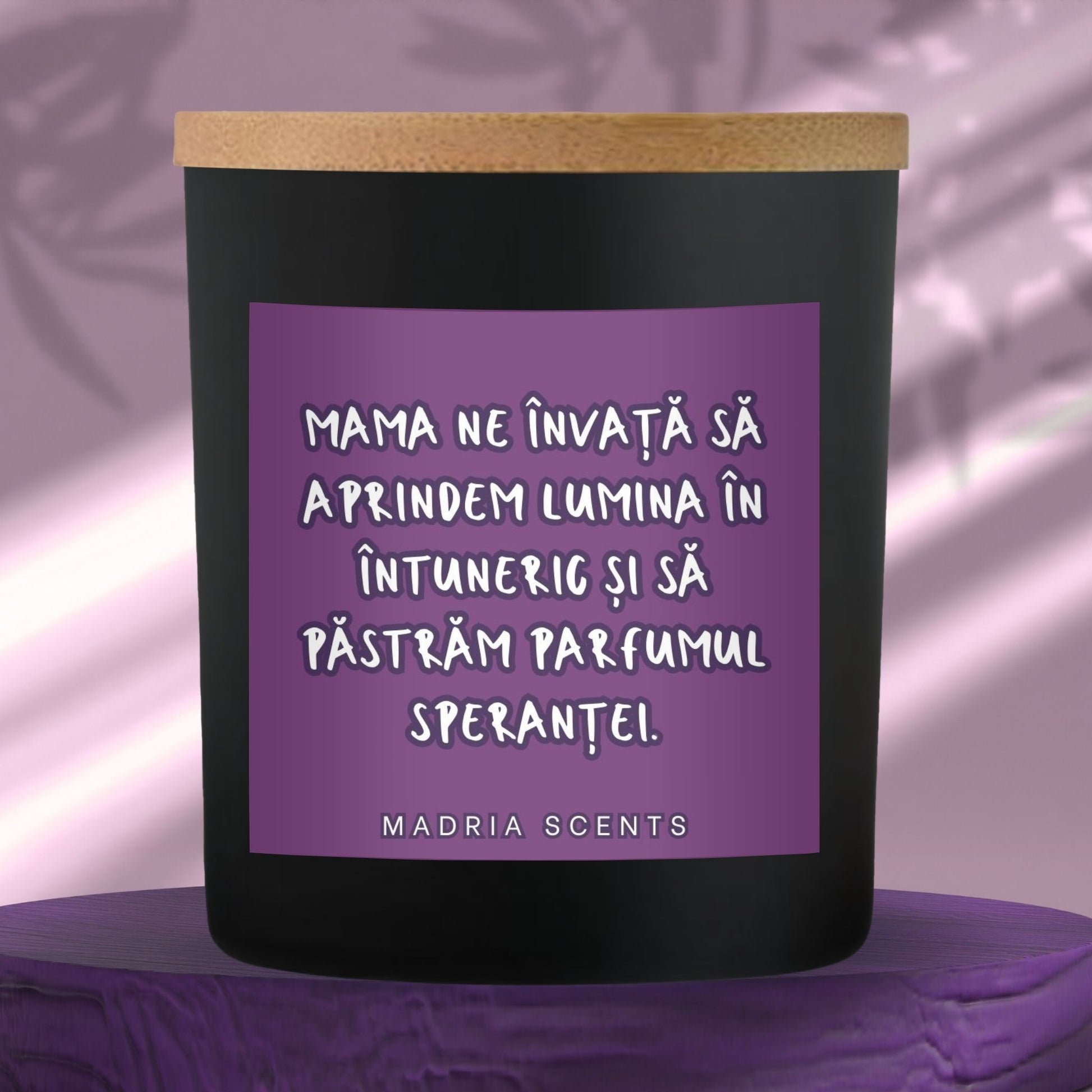 Lumanare parfumata handmade MadriaScents 200ml din ceara naturala de soia, cu fitil din lemn si parfum personalizabil, cadou parfumat pentru mama, lumanare premium MadriaScents Romania, lumanare personalizata familie, cadou elegant pentru mama, lumanare decorativa simbol al sperantei si iubirii materne