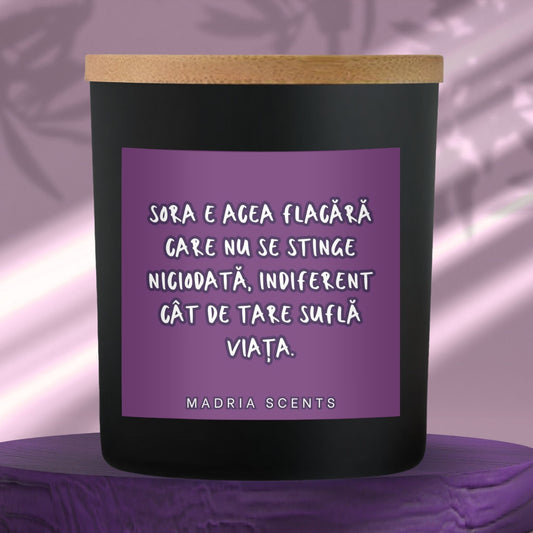Lumanare parfumata handmade MadriaScents 200ml din ceara naturala de soia, cu fitil din lemn si parfum personalizabil, cadou parfumat pentru sora, lumanare personalizata familie, lumanare eleganta pentru surori, lumanare premium MadriaScents Romania, cadou simbolic pentru sora, lumanare decorativa cu mesaj despre legatura indestructibila dintre frati si surori