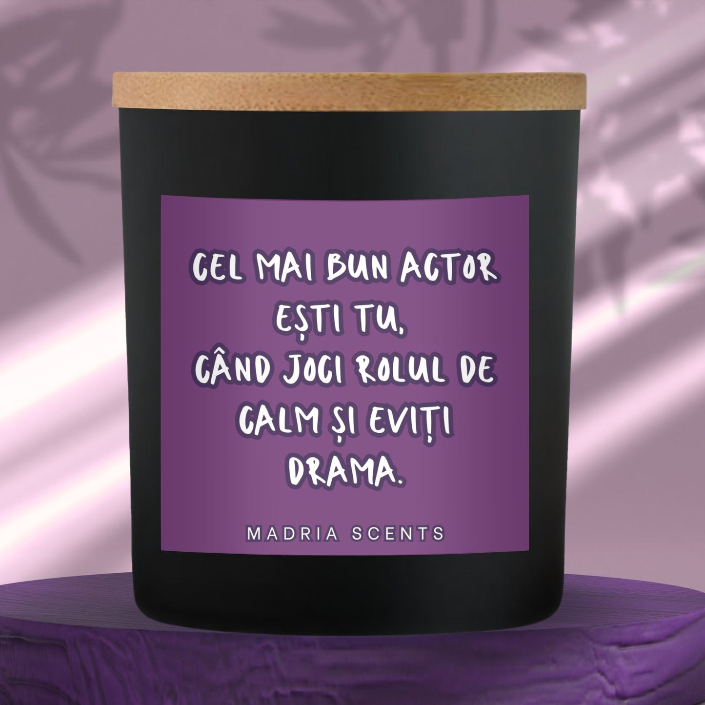 Lumânare parfumată handmade MadriaScents 200ml în recipient negru mat, cadou ideal pentru actori și pasionați de filme.